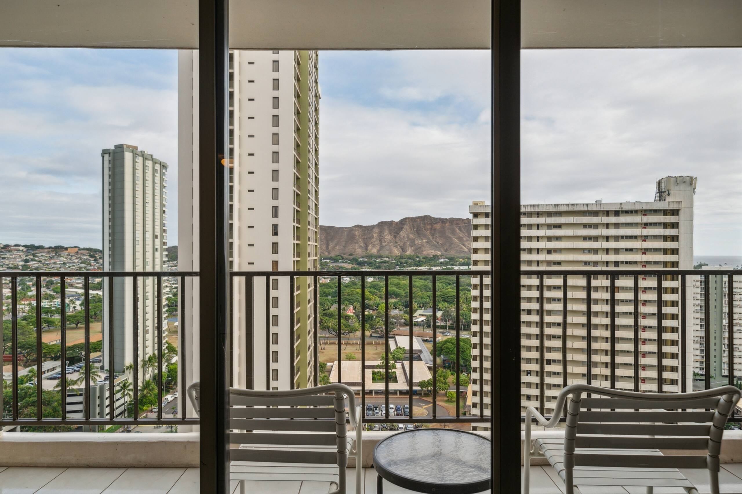 Condo in Honolulu · ★4.0 · 1 bedroom · 6 beds · 1 private bath - Image 16