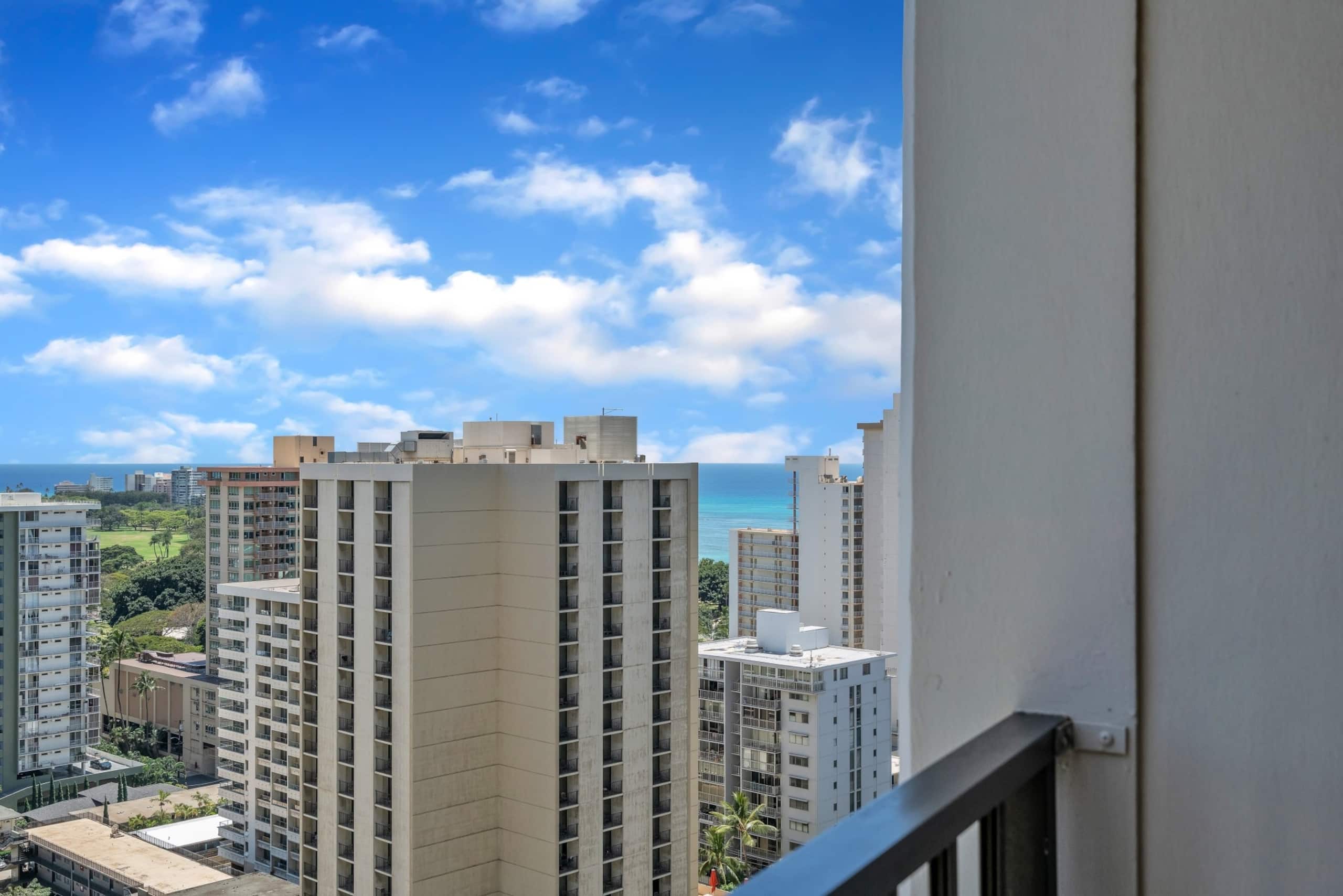Condo in Honolulu · ★4.0 · 1 bedroom · 6 beds · 1 private bath - Image 8