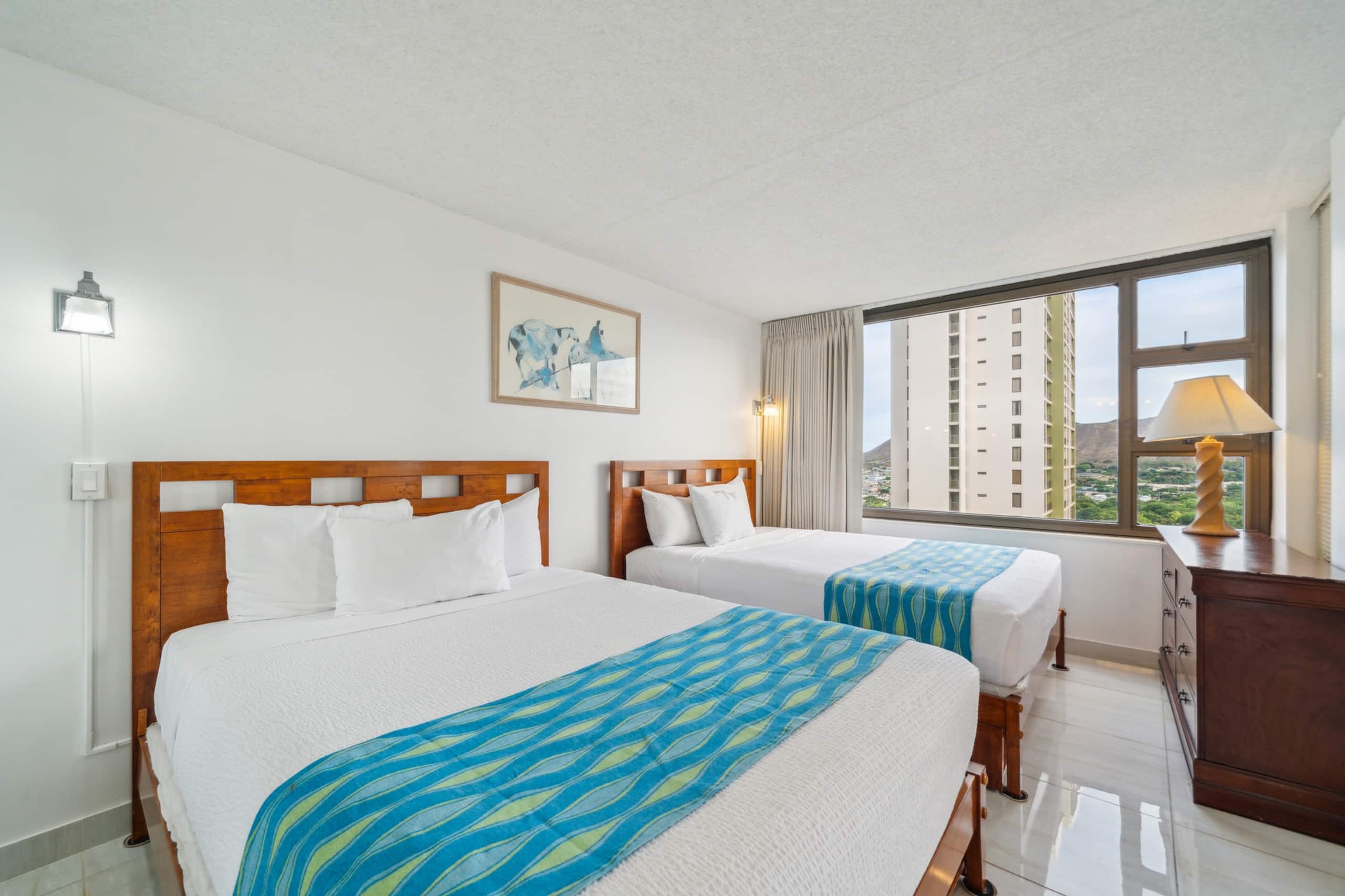 Condo in Honolulu · ★4.0 · 1 bedroom · 6 beds · 1 private bath - Image 1