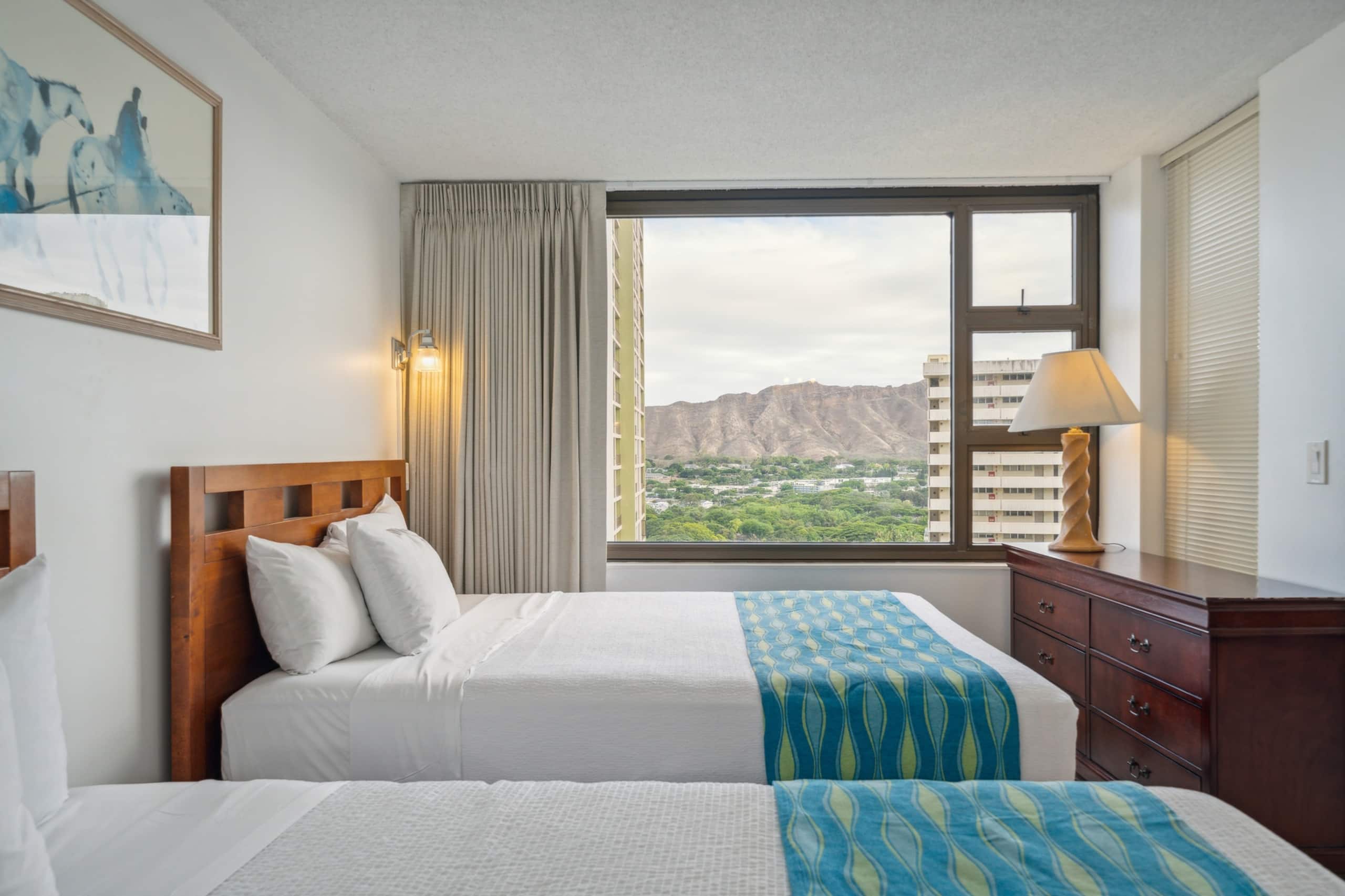 Condo in Honolulu · ★4.0 · 1 bedroom · 6 beds · 1 private bath - Image 7