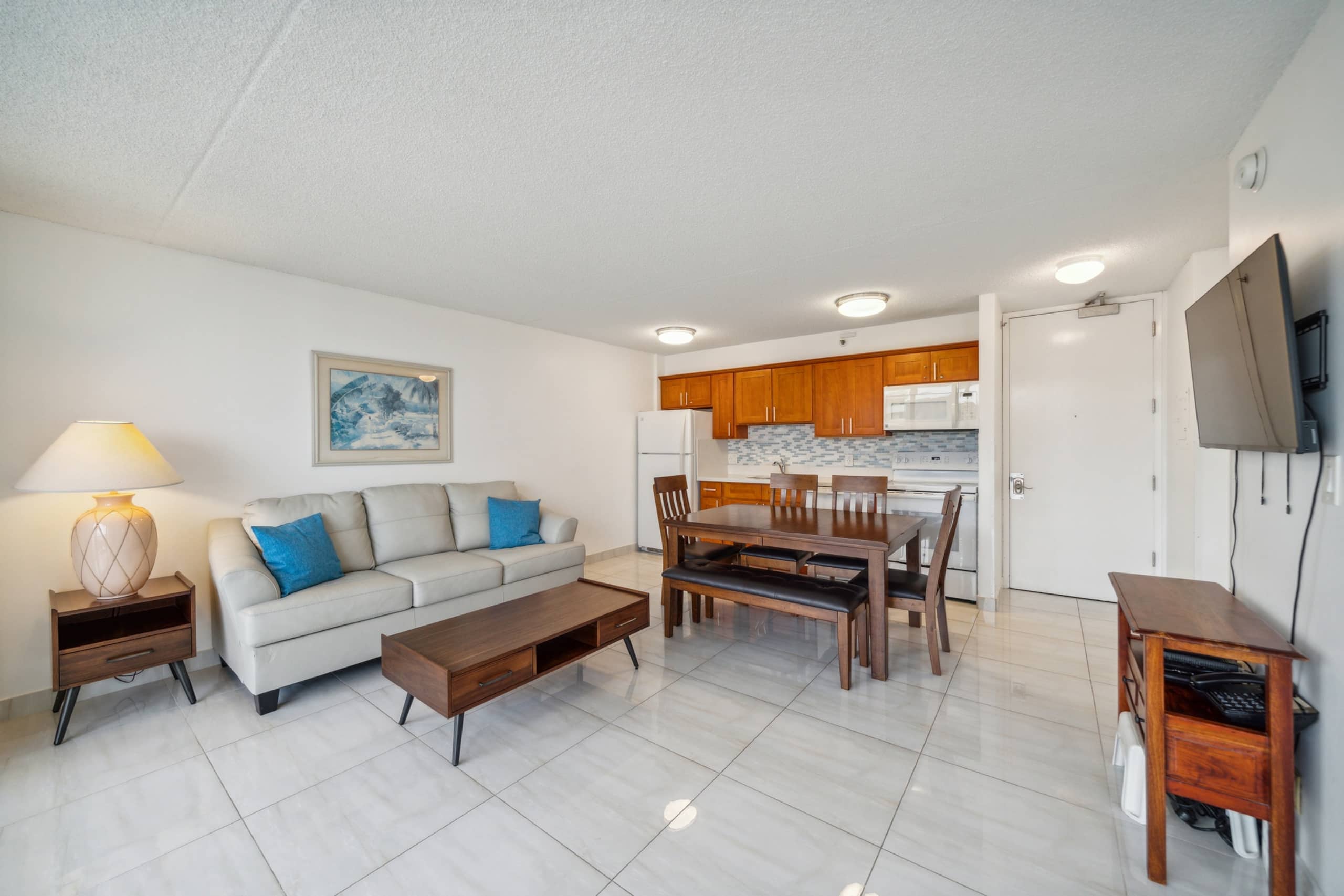 Condo in Honolulu · ★4.0 · 1 bedroom · 6 beds · 1 private bath - Image 3