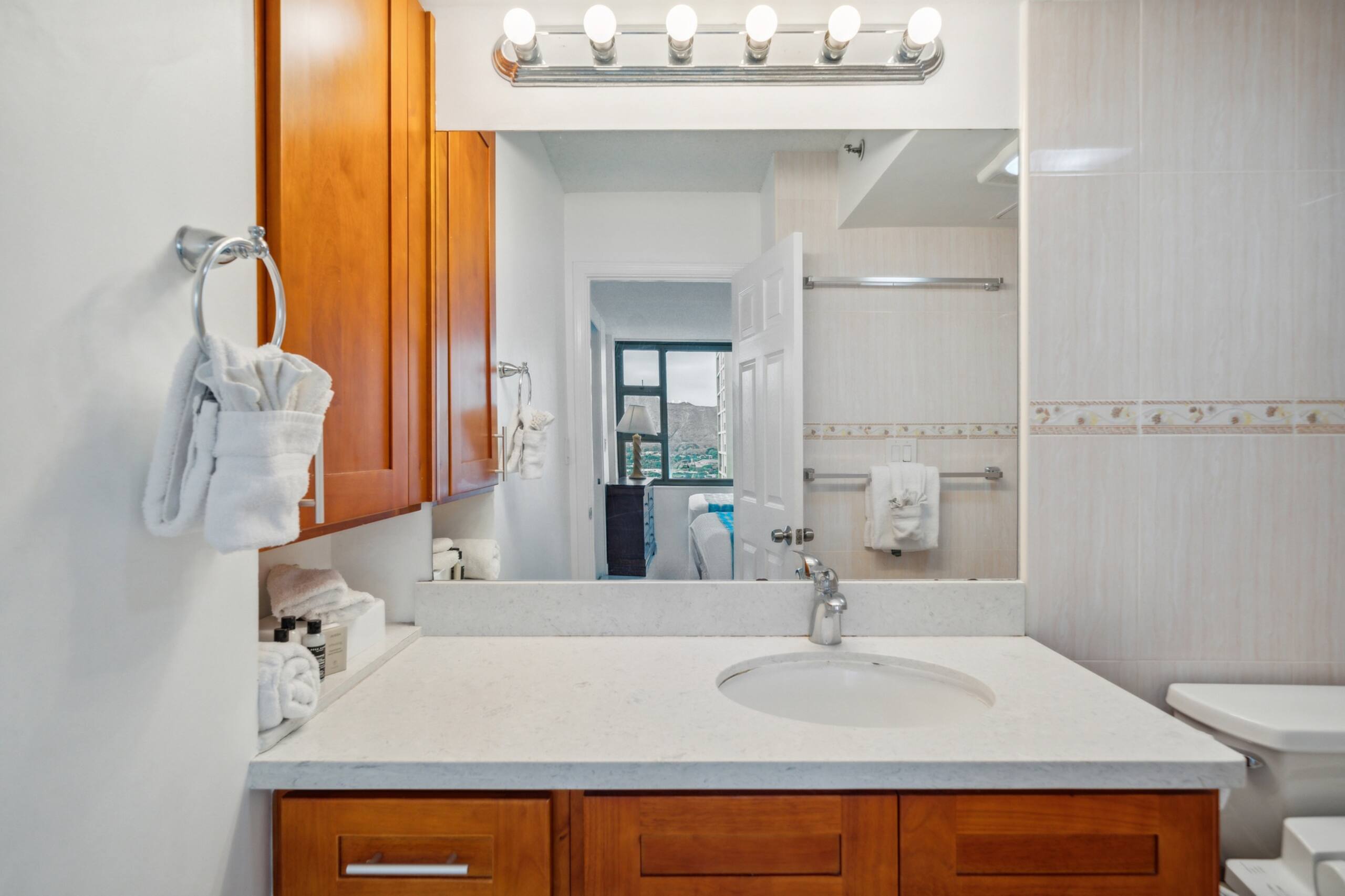 Condo in Honolulu · ★4.0 · 1 bedroom · 6 beds · 1 private bath - Image 19