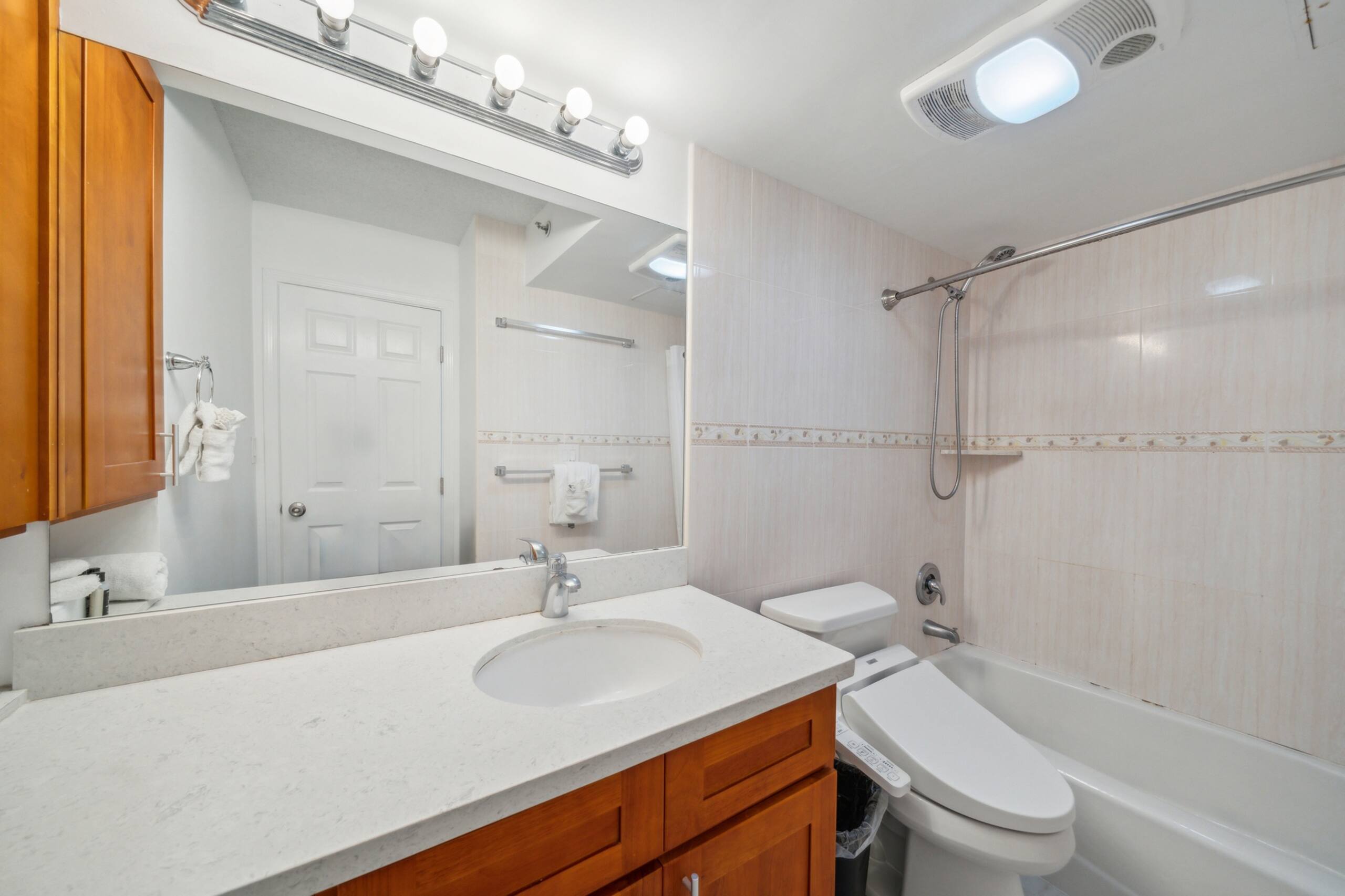 Condo in Honolulu · ★4.0 · 1 bedroom · 6 beds · 1 private bath - Image 5