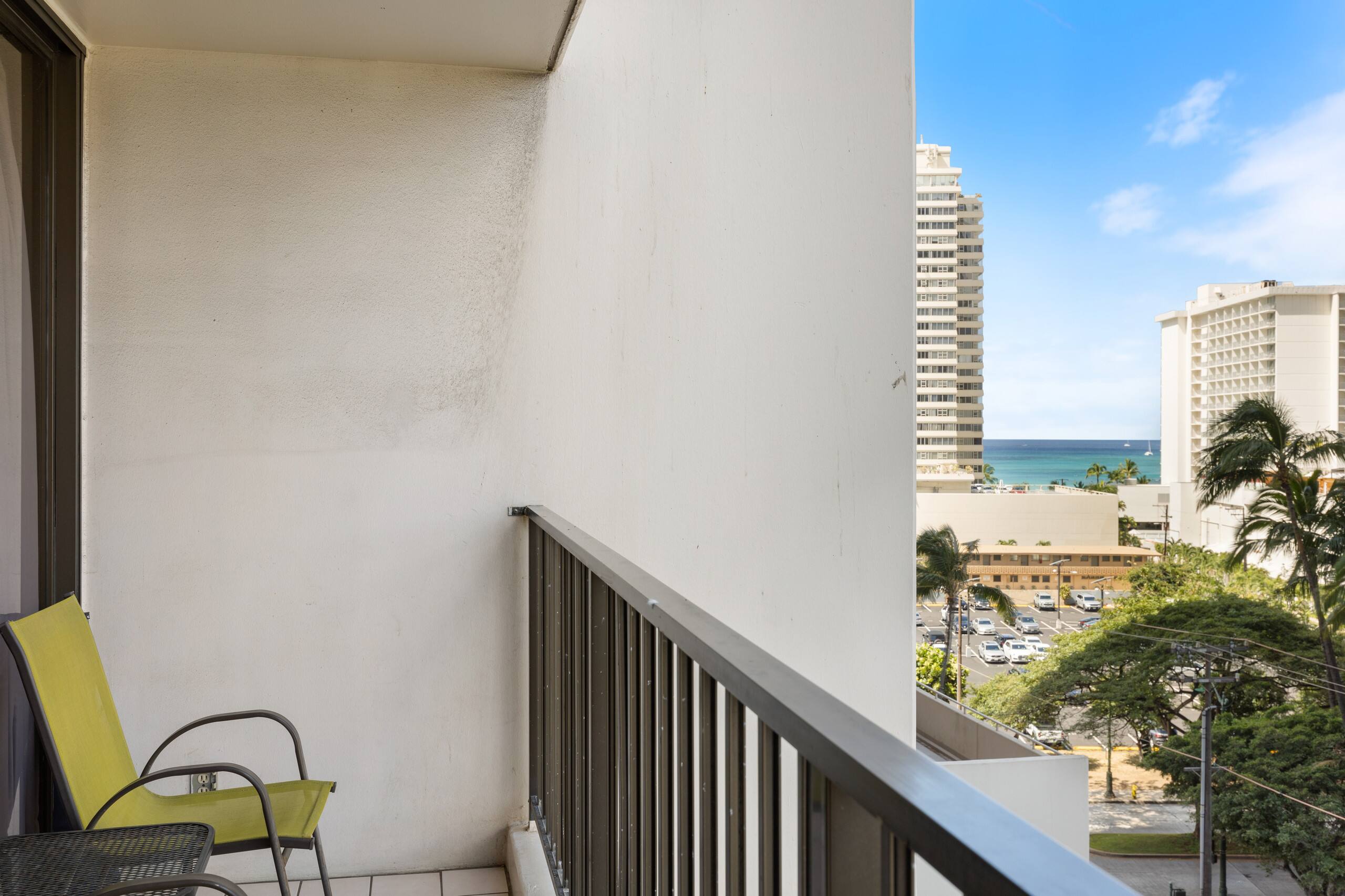 Condo in Honolulu · ★4.35 · 1 bedroom · 4 beds · 1 private bath - Image 14