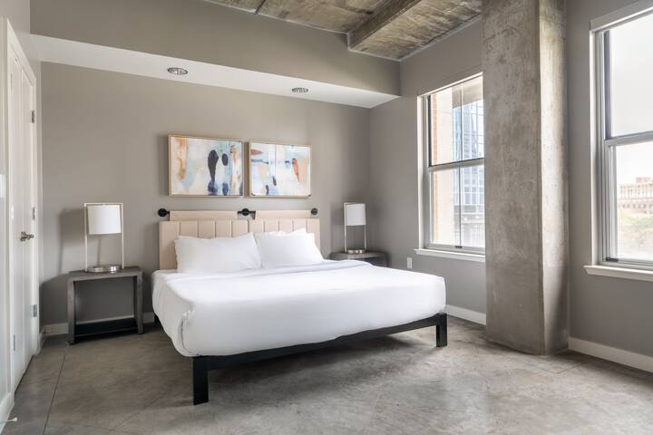 Kasa | Downtown 2BD, Gym and Pool Access | Austin gallery image 3