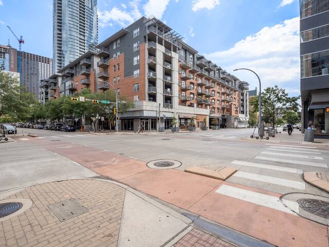 Kasa | Downtown 2BD, Gym and Pool Access | Austin gallery image 2
