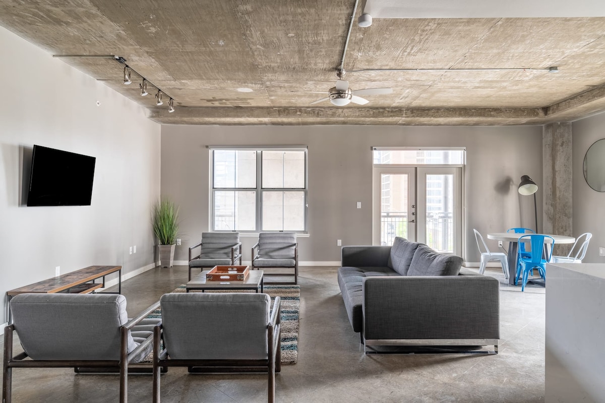 Kasa | Downtown 2BD, Gym and Pool Access | Austin