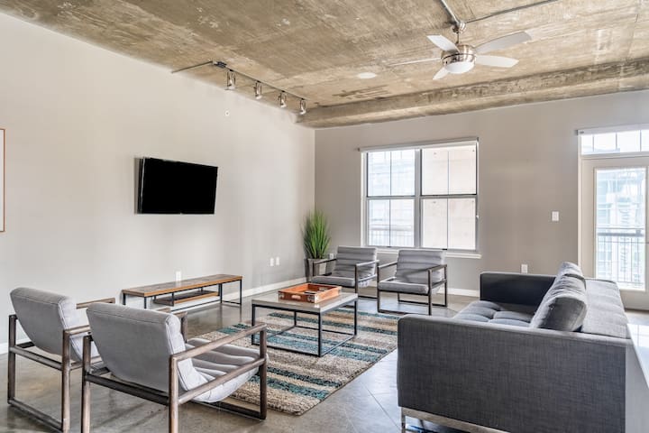 Kasa | Downtown 2BD, Gym and Pool Access | Austin