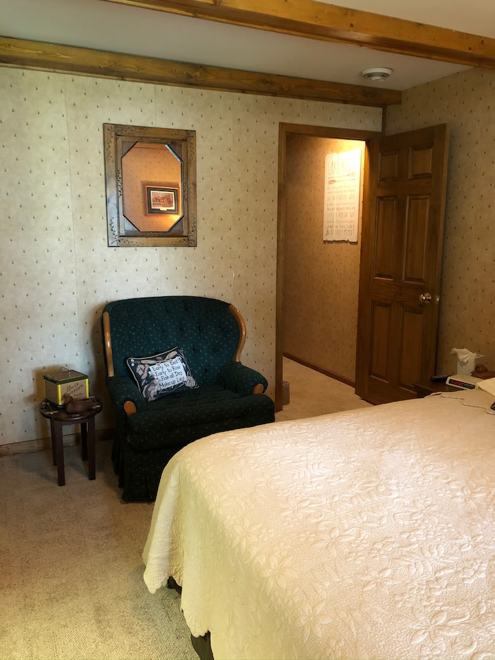 سرير ذو مستوى منخفض في كوخ سميث