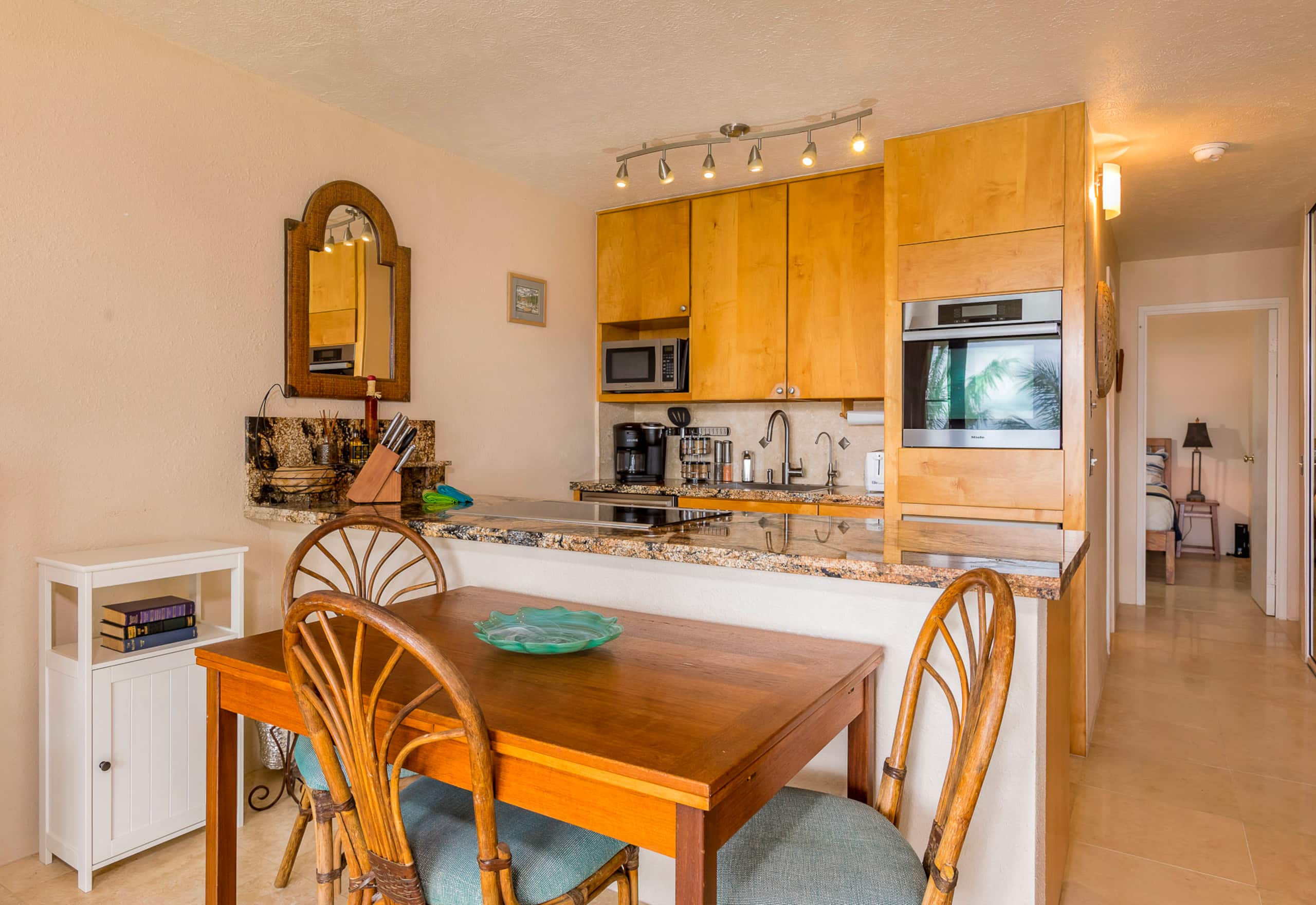 Condo in Wailuku · ★4.82 · 1 bedroom · 2 beds · 1 shared bath - Image 11
