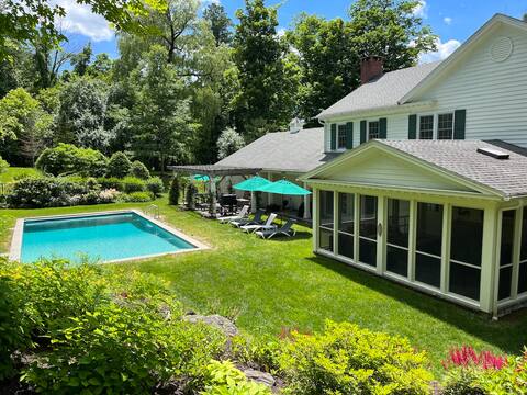 Sprawling Chateau w/ hot tub, pool, sleeps 14+