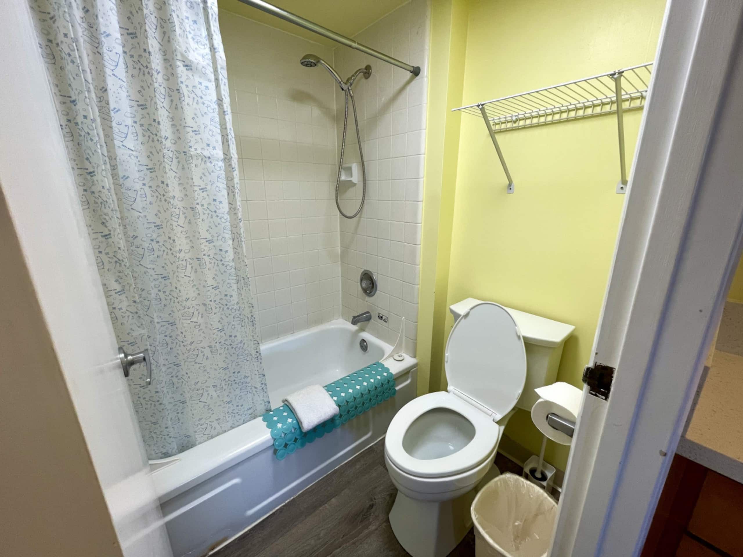 Condo in Honolulu · ★4.33 · 1 bedroom · 3 beds · 1 private bath - Image 7