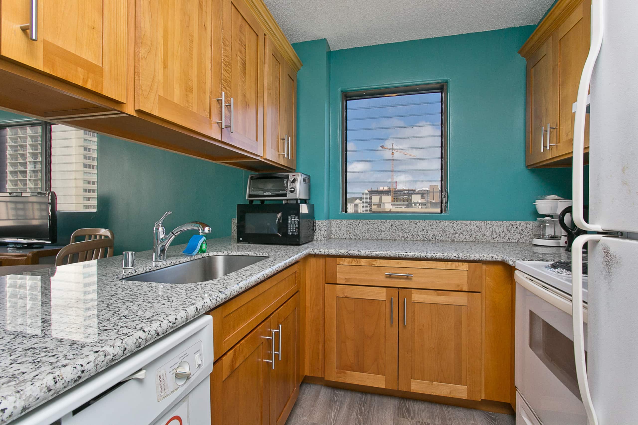 Condo in Honolulu · ★4.5 · 1 bedroom · 3 beds · 1 private bath - Image 7