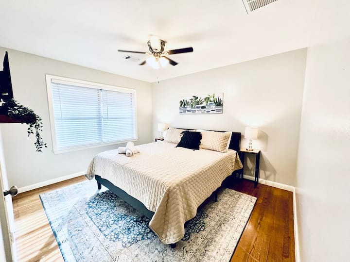 带智能电视的第二间特大号卧室