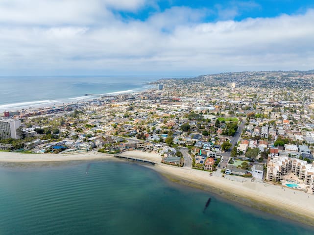 Luxurious Waterfront Escape gallery image 2