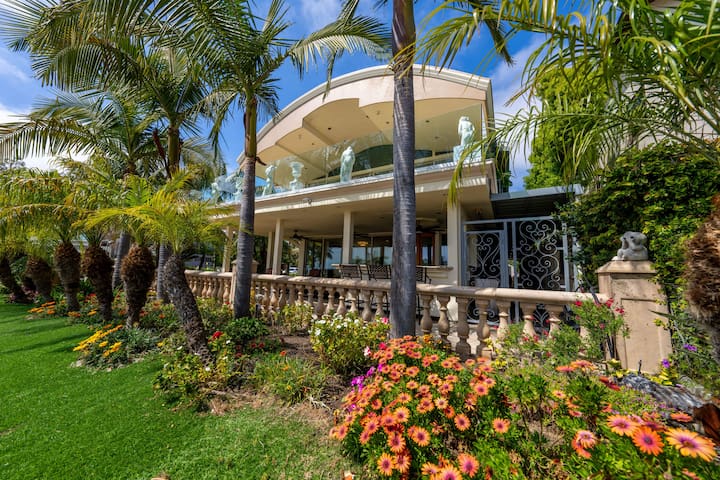 Luxurious Waterfront Escape gallery image 3