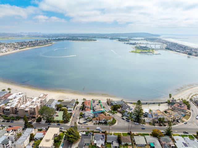 Luxurious Waterfront Escape gallery image 4