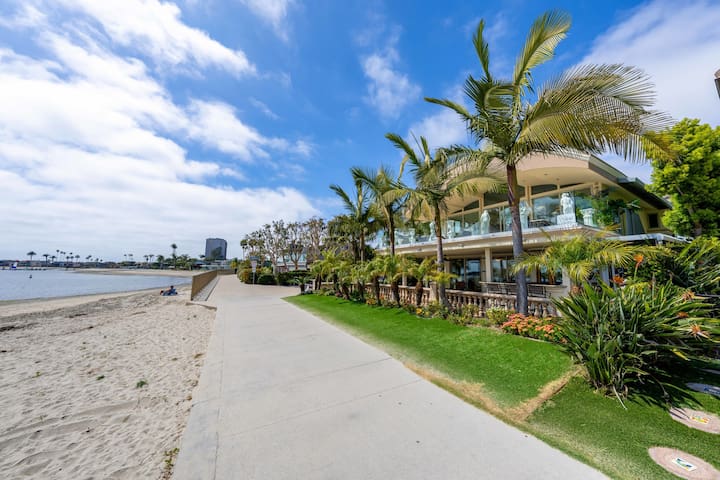 Family Luxurious Waterfront Escape