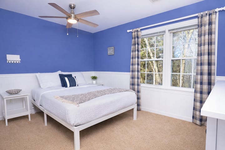 Spacious Bedroom with Queen Bed