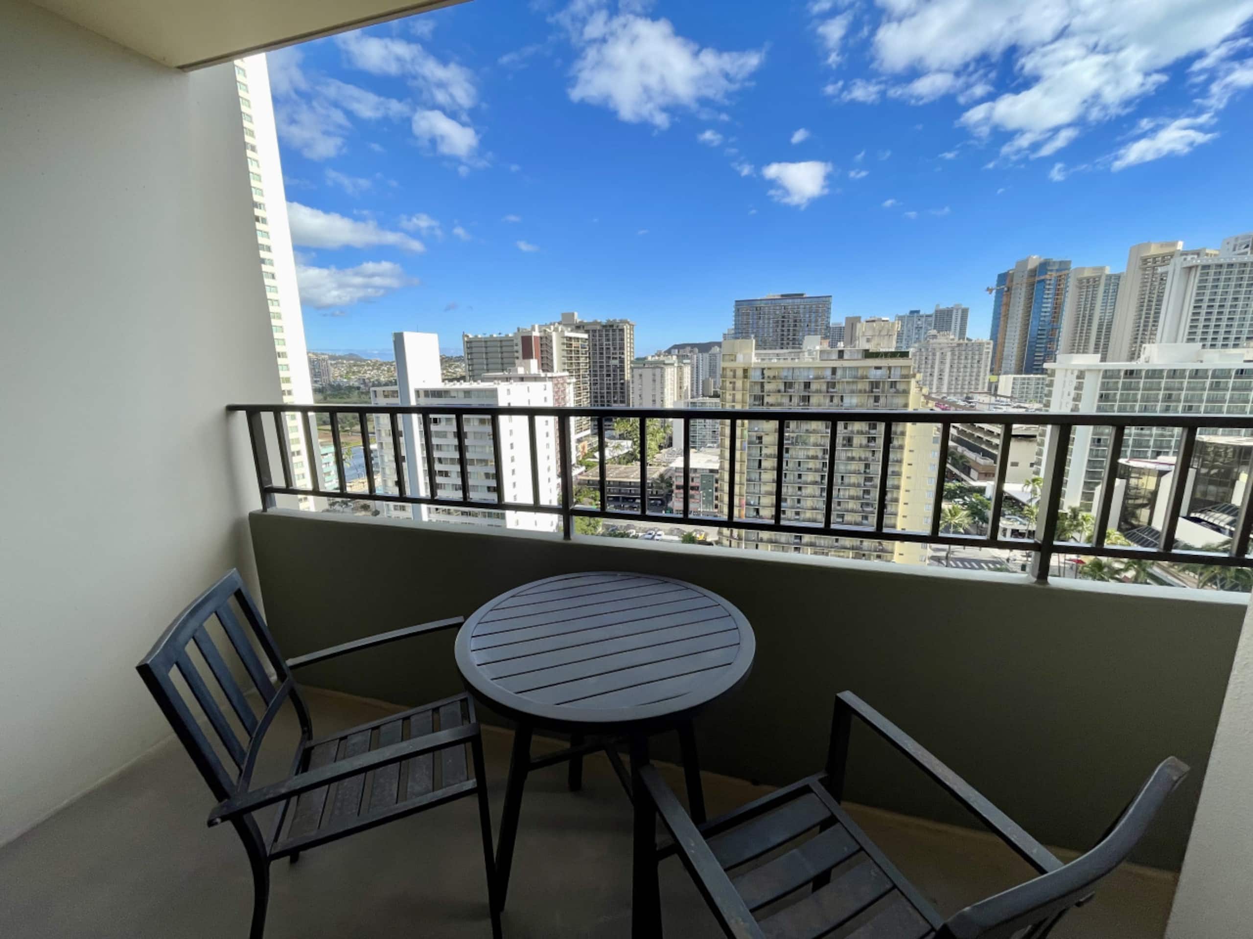Condo in Honolulu · ★4.0 · 1 bedroom · 3 beds · 1 private bath - Image 1