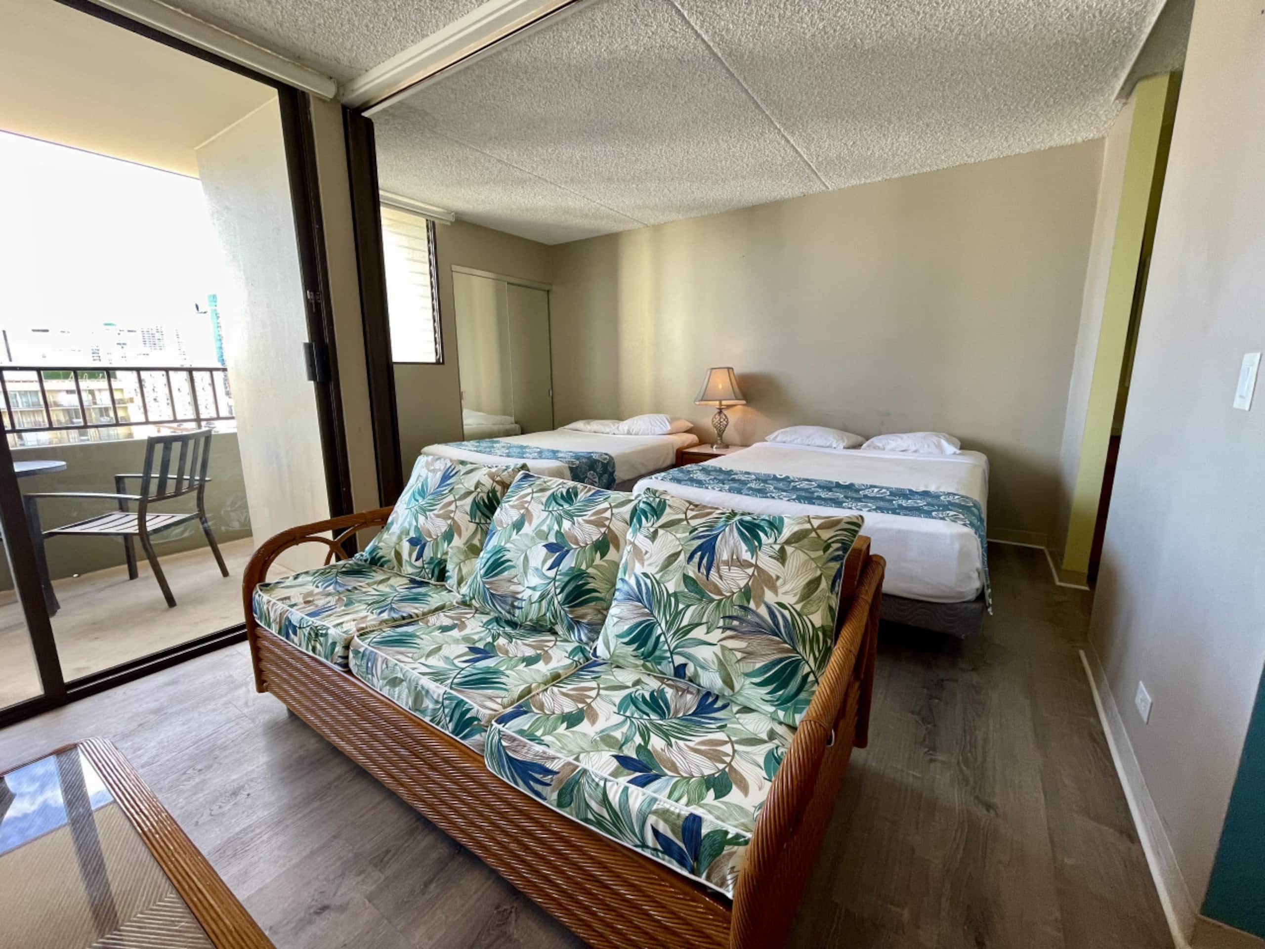 Condo in Honolulu · ★4.0 · 1 bedroom · 3 beds · 1 private bath - Image 4