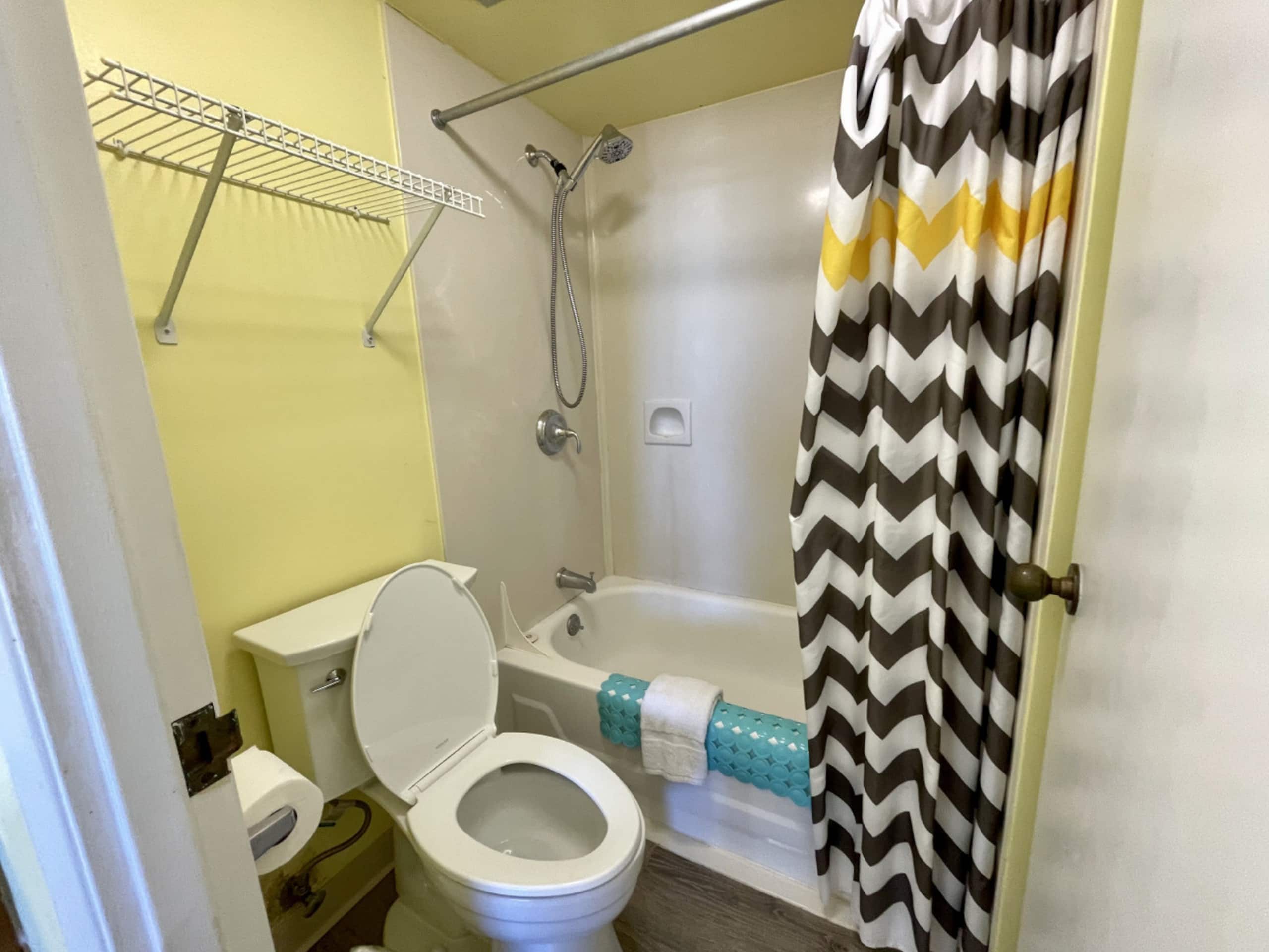 Condo in Honolulu · ★4.0 · 1 bedroom · 3 beds · 1 private bath - Image 15