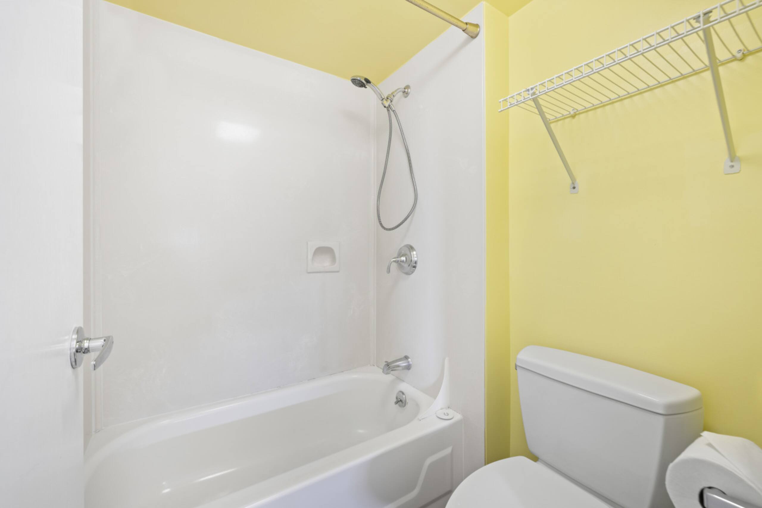 Condo in Honolulu · ★4.2 · 1 bedroom · 3 beds · 1 private bath - Image 13