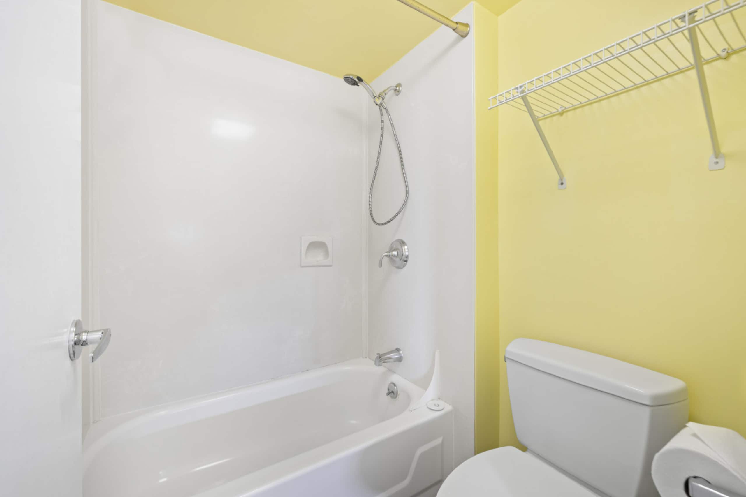 Condo in Honolulu · ★4.33 · 1 bedroom · 3 beds · 1 private bath - Image 18