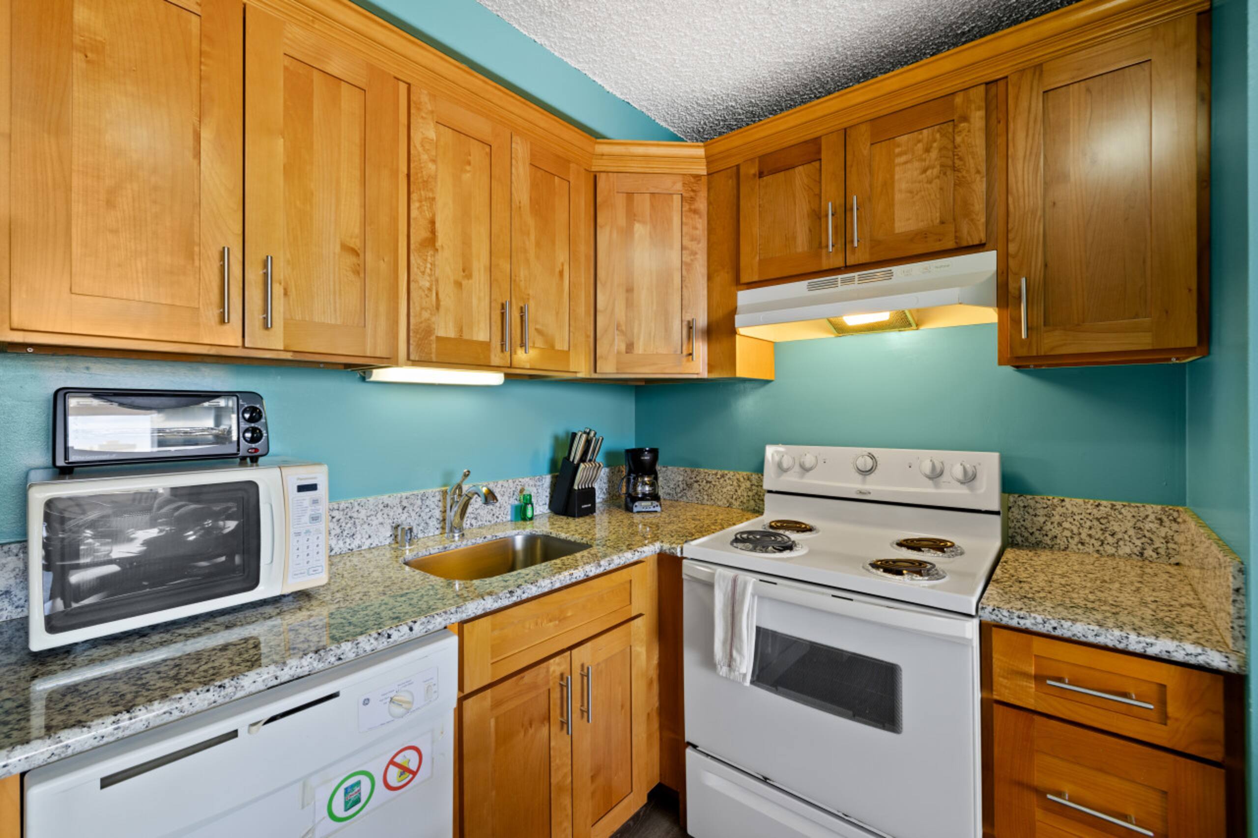 Condo in Honolulu · ★4.33 · 1 bedroom · 3 beds · 1 private bath - Image 7
