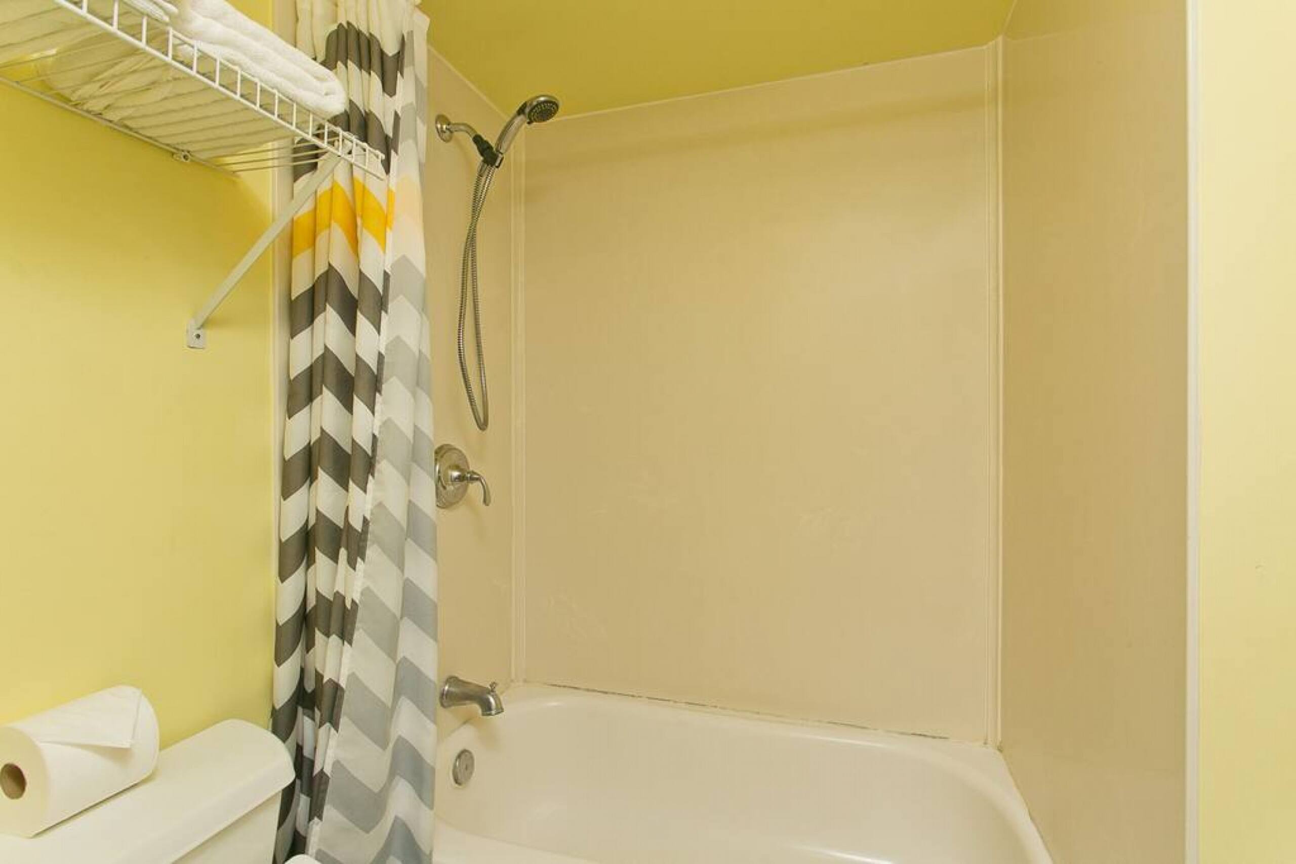 Condo in Honolulu · ★4.22 · 1 bedroom · 3 beds · 1 private bath - Image 14