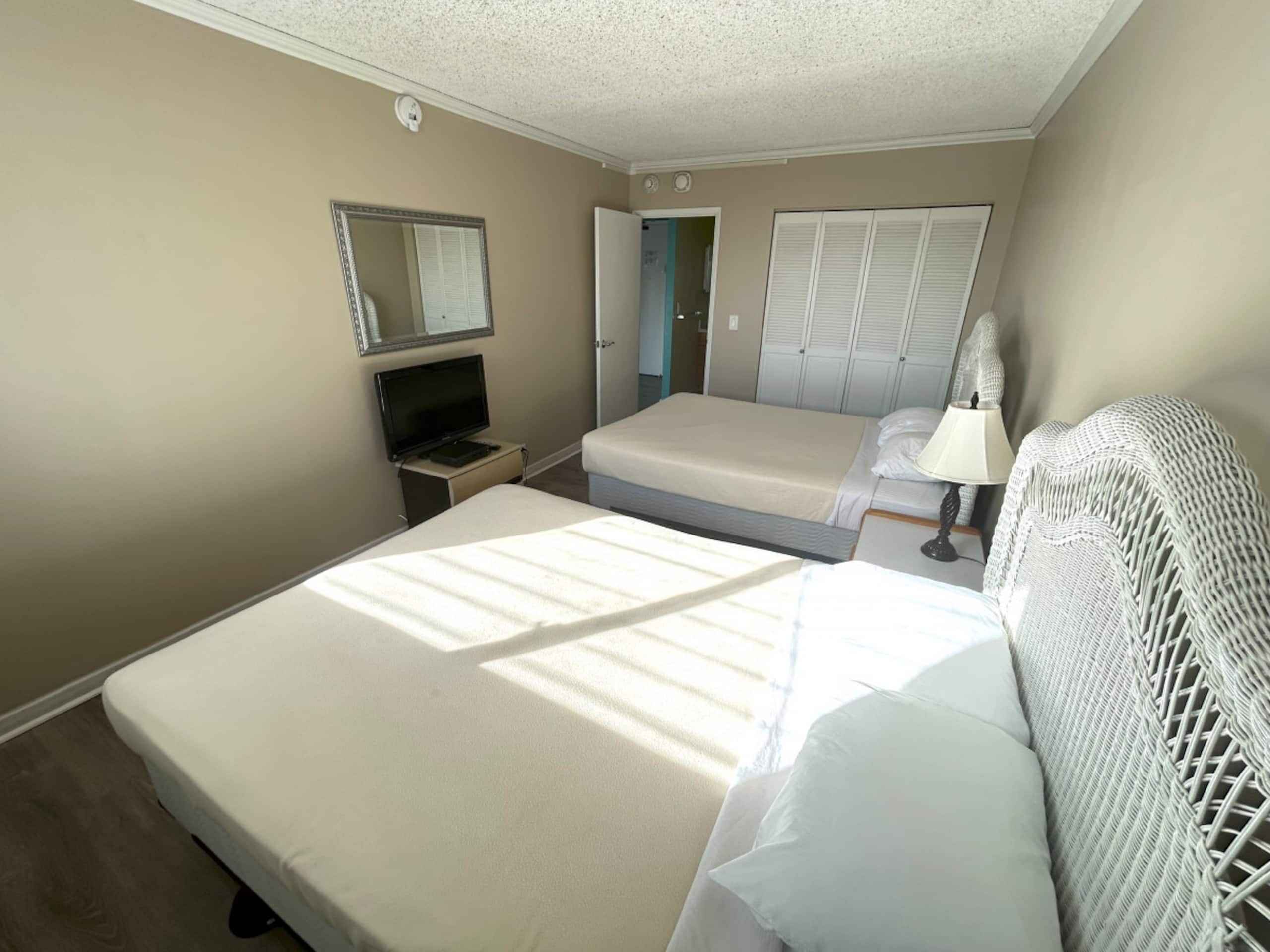 Condo in Honolulu · ★4.22 · 1 bedroom · 3 beds · 1 private bath - Image 11