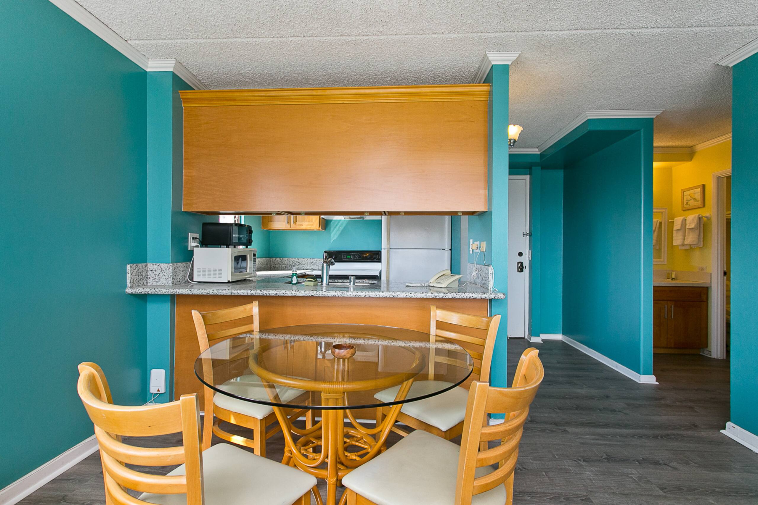 Condo in Honolulu · ★4.22 · 1 bedroom · 3 beds · 1 private bath - Image 8