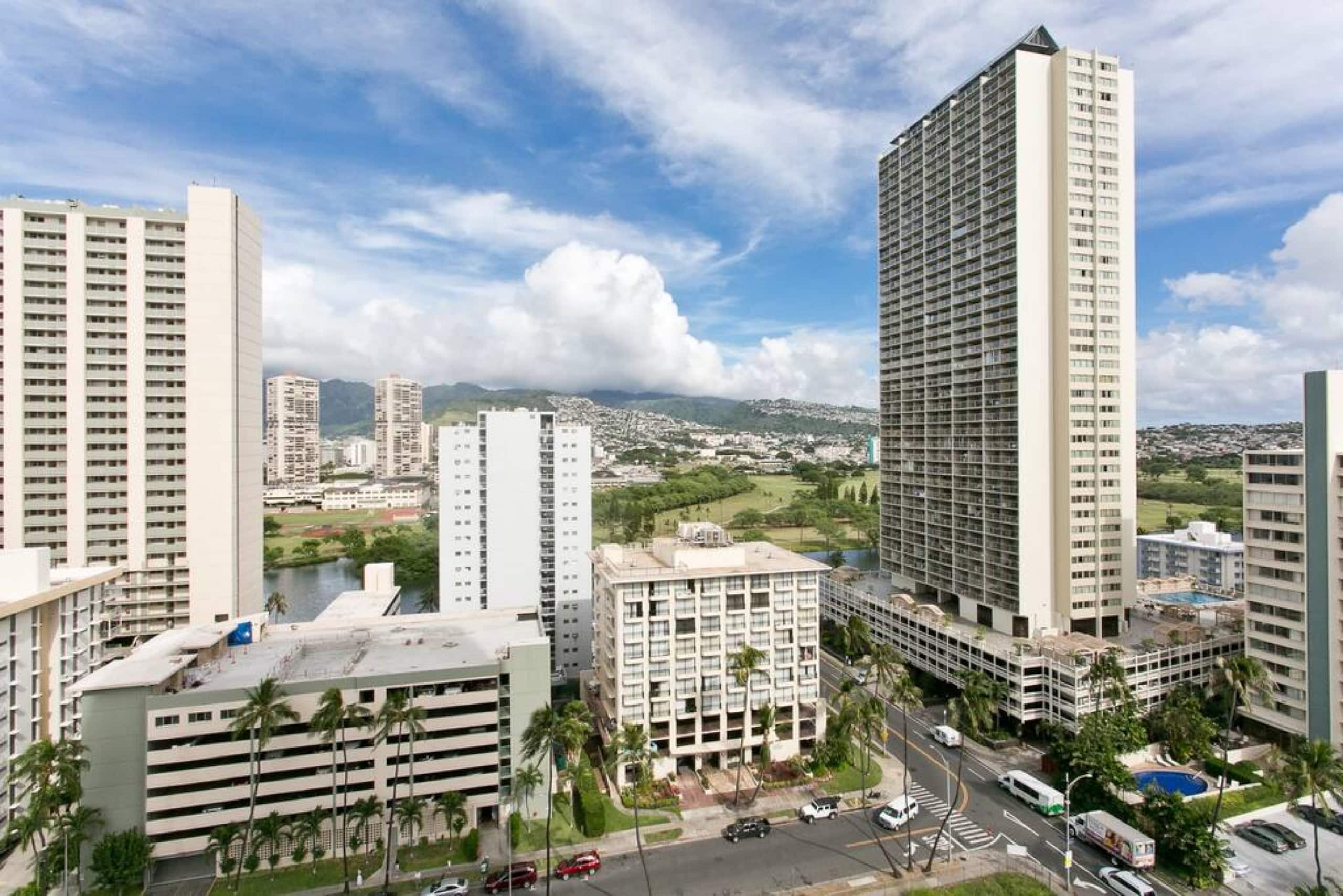 Condo in Honolulu · ★4.71 · 1 bedroom · 3 beds · 1 private bath - Image 15