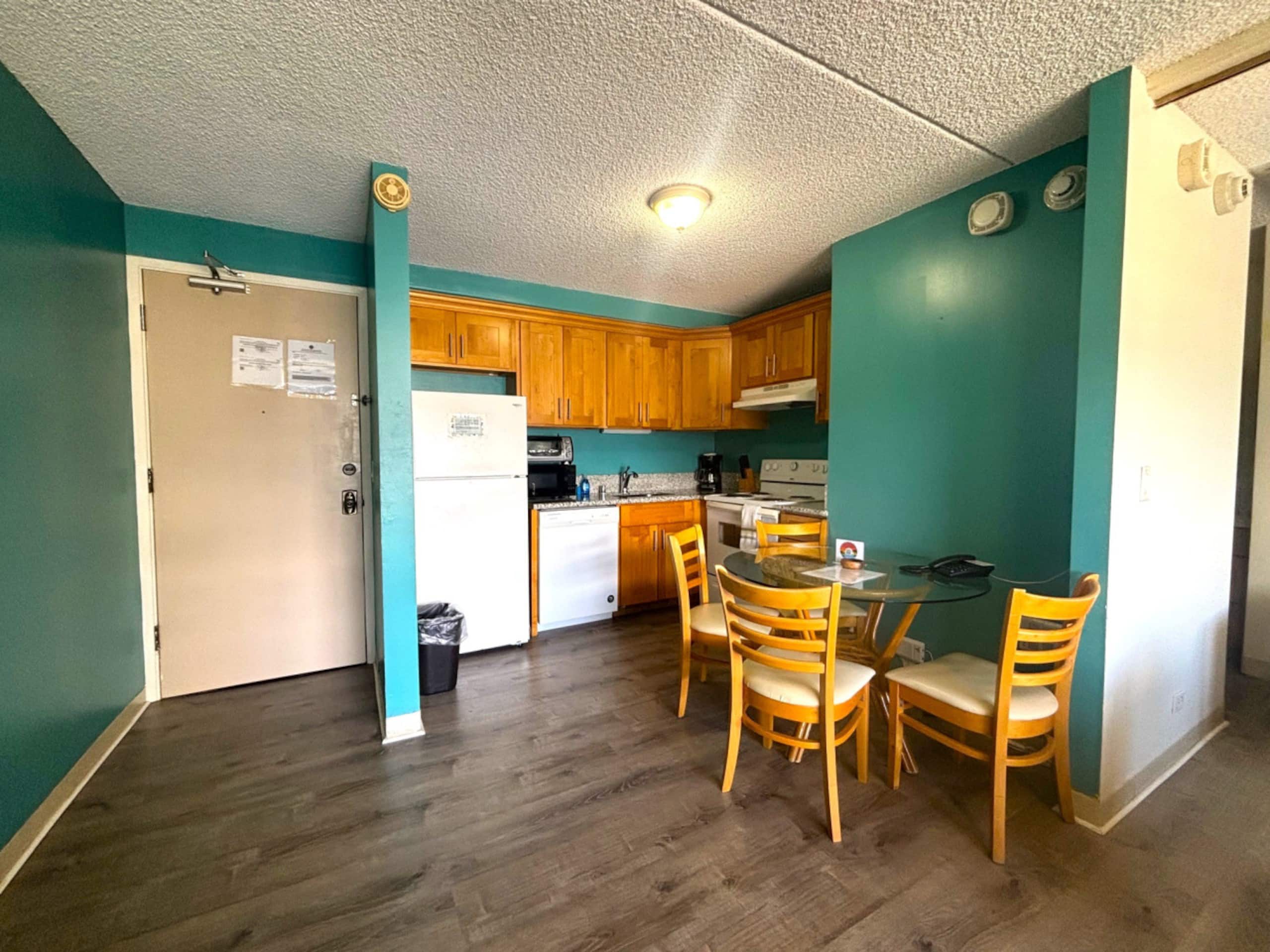 Condo in Honolulu · ★4.71 · 1 bedroom · 3 beds · 1 private bath - Image 41