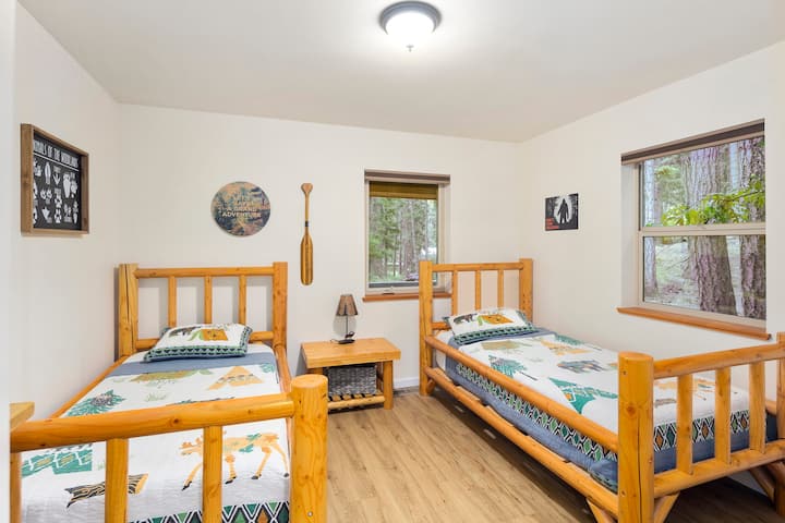 ستجد سريرين مفردين في غرفة النوم في الطابق الرئيسي، لذلك لا تتردد في الحصول على قسط من الراحة! غير مصورة - تلفزيون 32بوصة مع عصا حريق أمازون وخزانة ملابس من 4 أدراج.