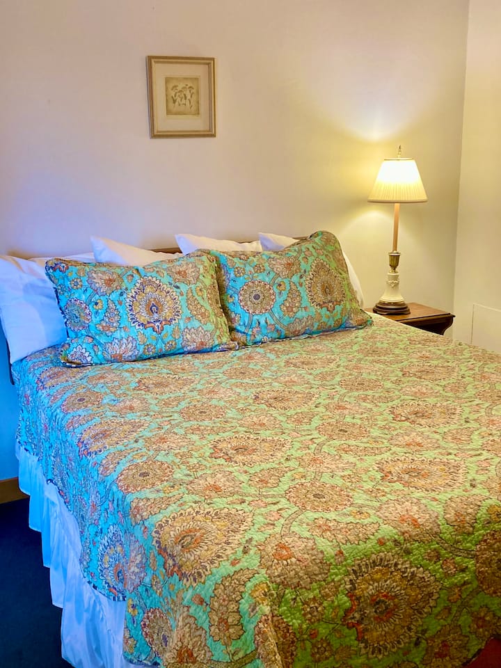 Lit queen confortable avec draps tout en coton