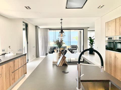Stunning ocean view Luxury Villa, very near beach!