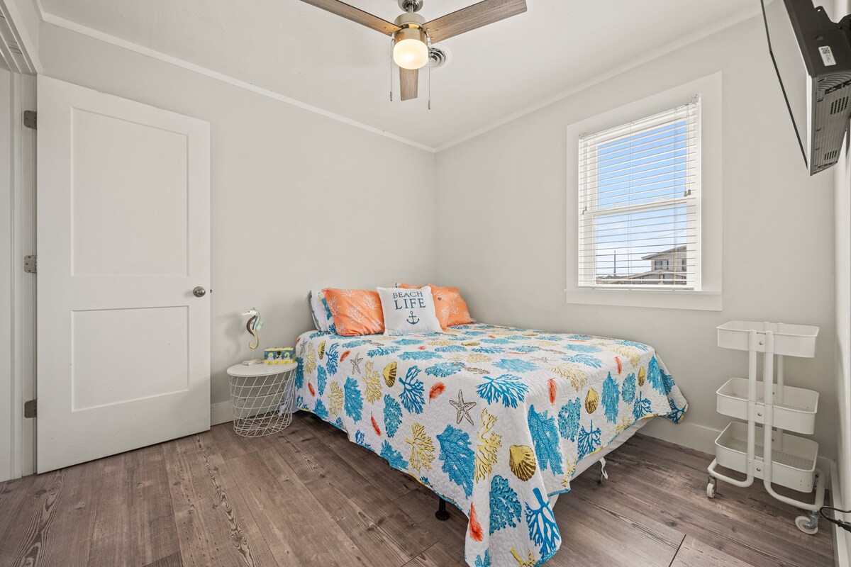 Queensize slaapkamer met volledige gedeelde badkamer