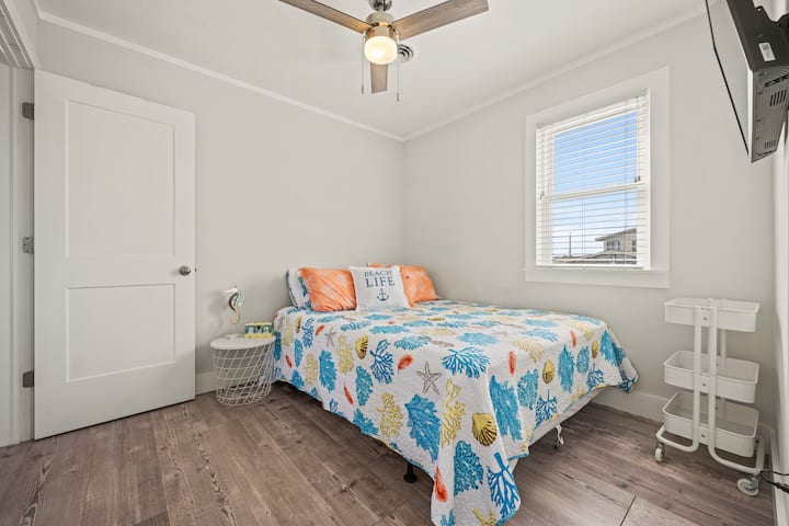 Queen Bedroom with Full Shared Bathroom Access