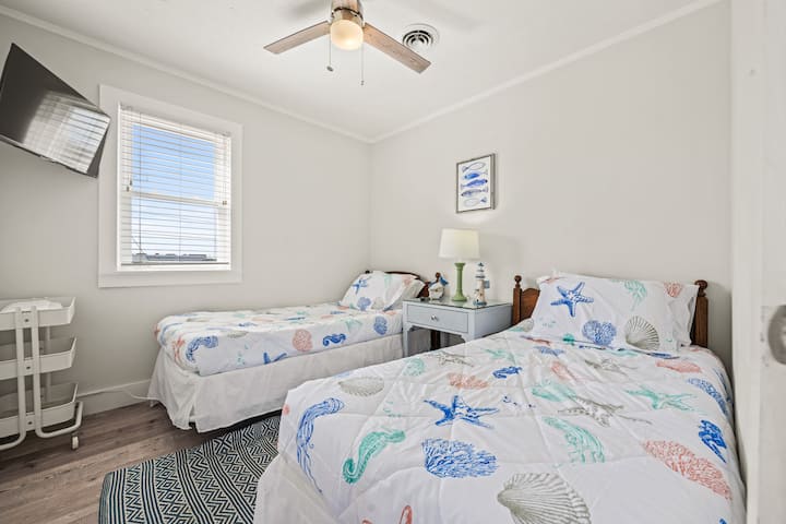 Double Twin Bedroom with Full Shared Bathroom Access