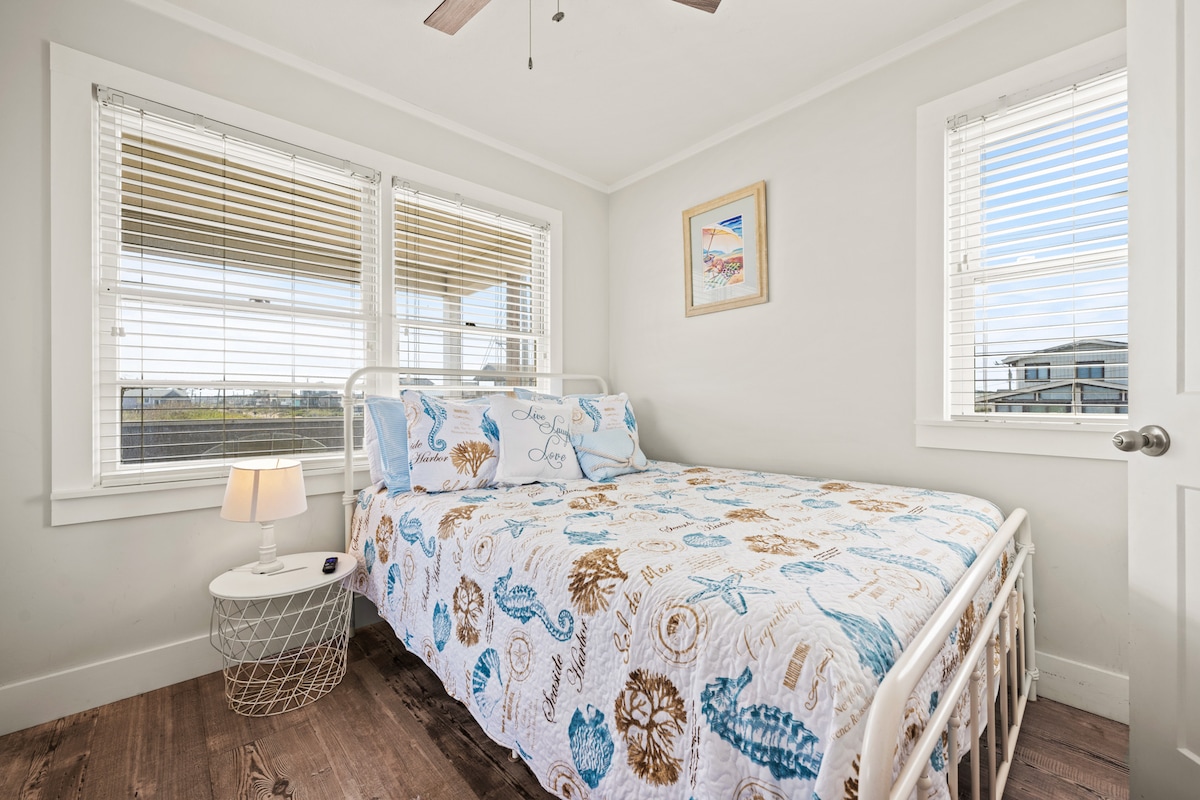 Queensize slaapkamer met volledige gedeelde badkamer