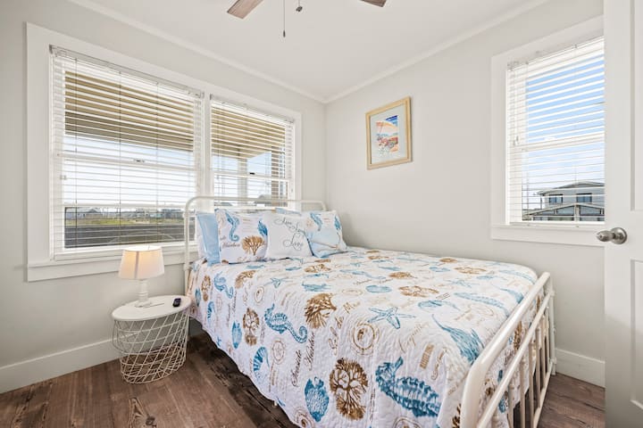 Queen Bedroom with Full Shared Bathroom Access