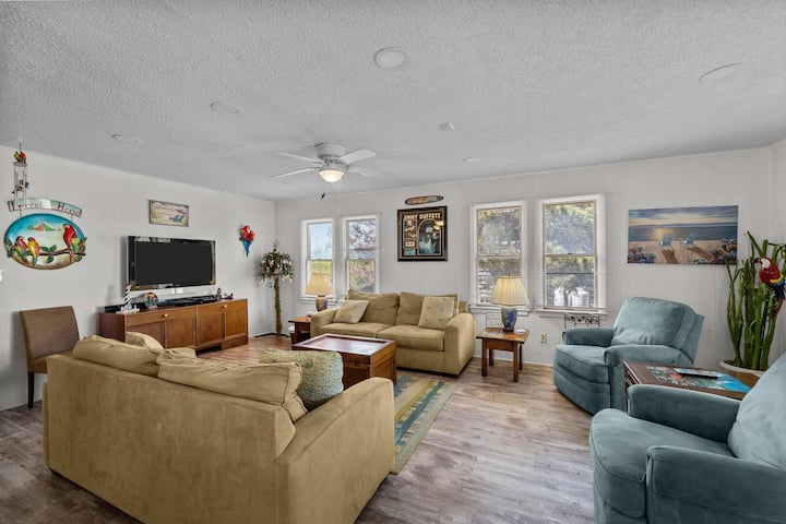 Parrothead Inn Semi-oceanfront Home In Nags Head - Nags Head