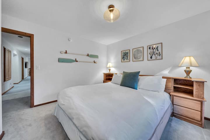Bedroom 4: King bed, closet, nightstands