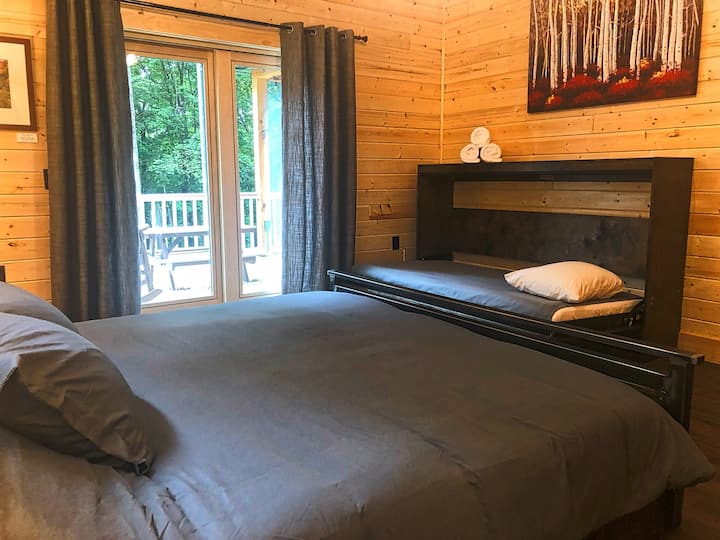 Master B na prvom katu - bračni krevet (180x200) i 1 bračni krevet (180x