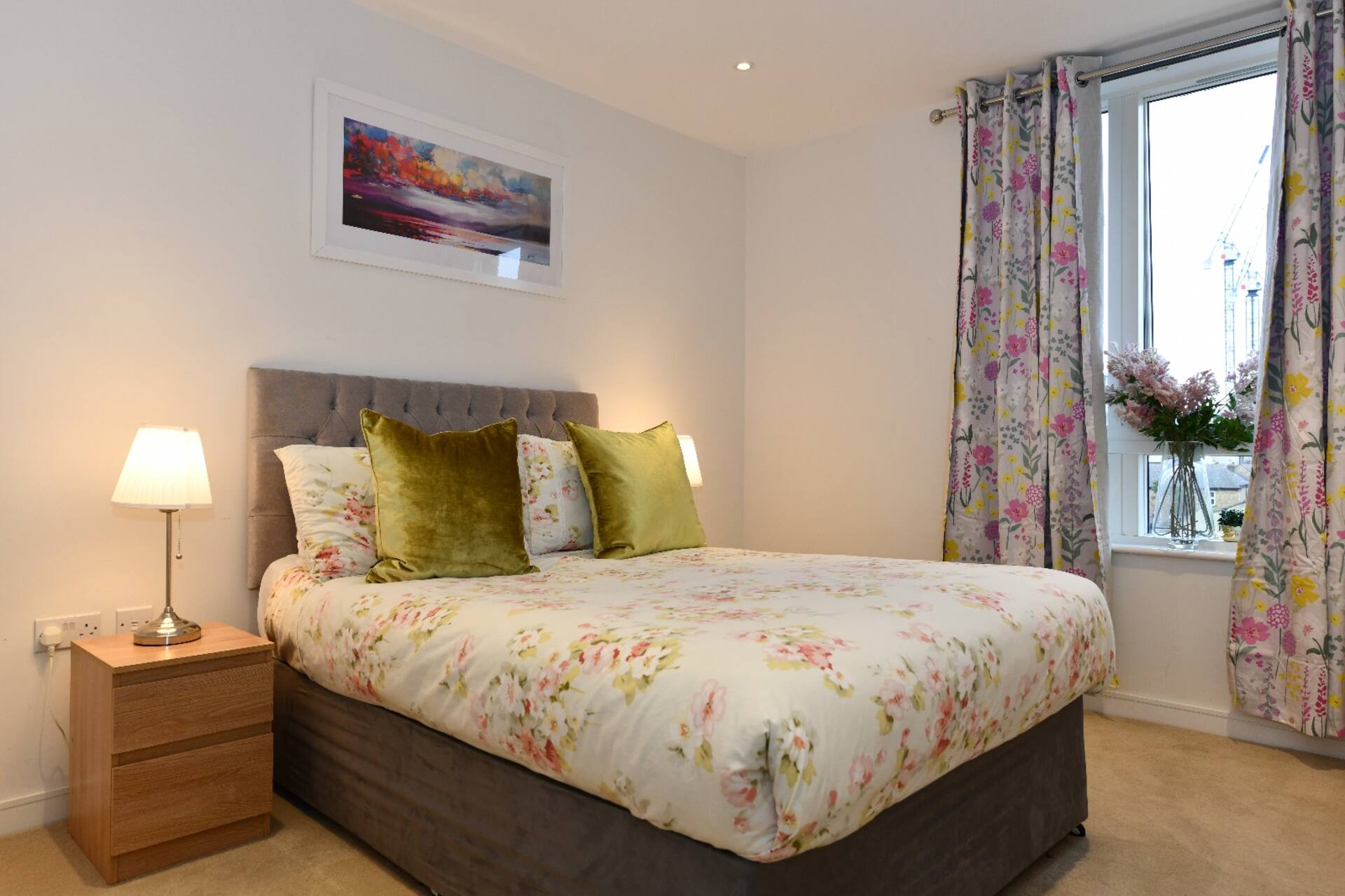 Classic 2 Bed Flat near Brentford Football Stadium