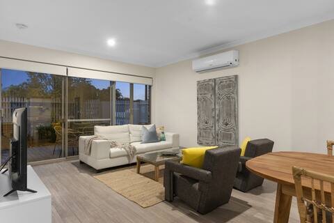 Urban Oasis Getaway: Light bright and airy
