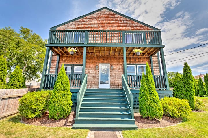 Coastal Abode W/ Beach Views, Walk To Beach & Bars - Rhode Island