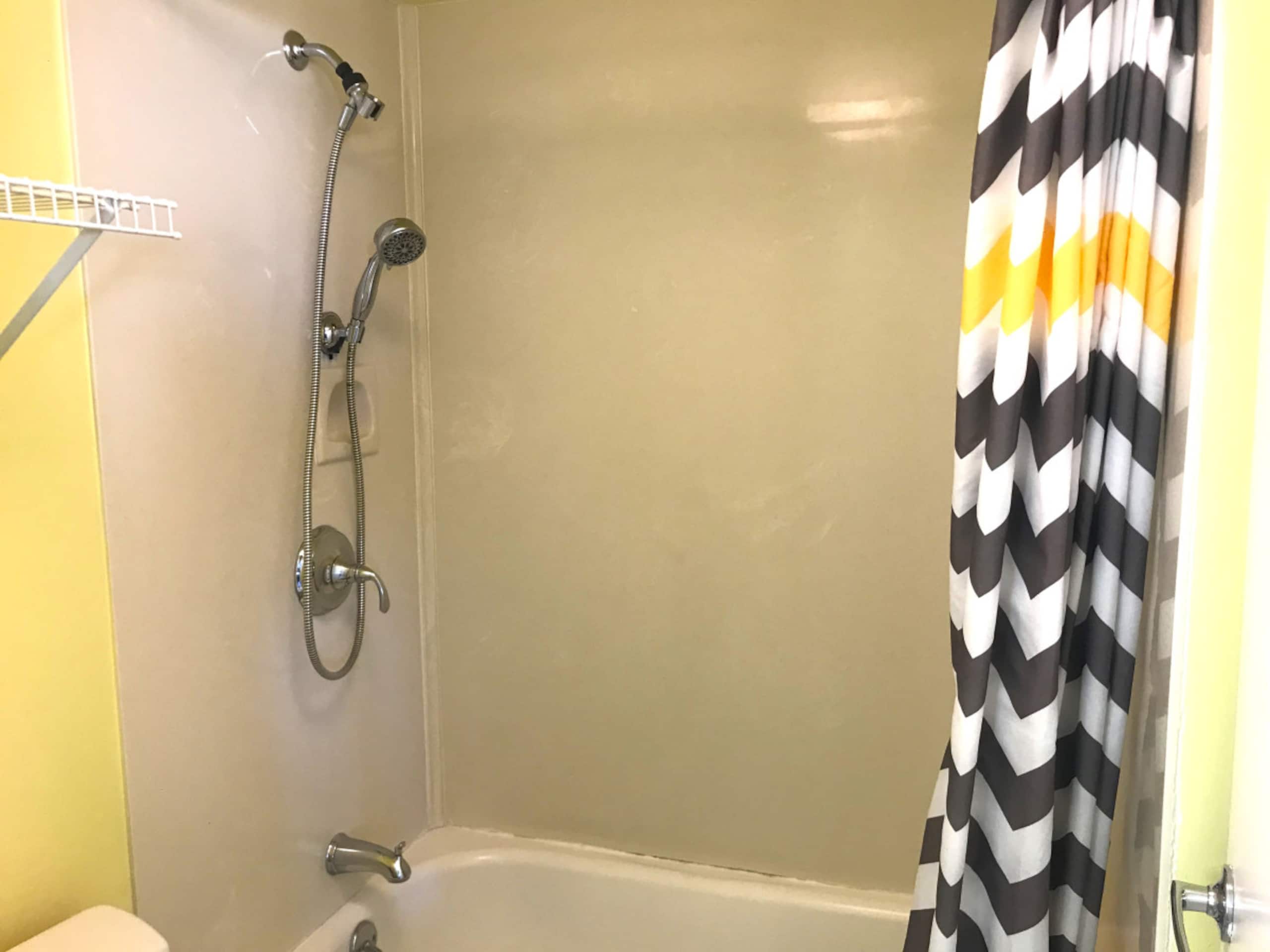 Condo in Honolulu · ★4.19 · 1 bedroom · 3 beds · 1 private bath - Image 13