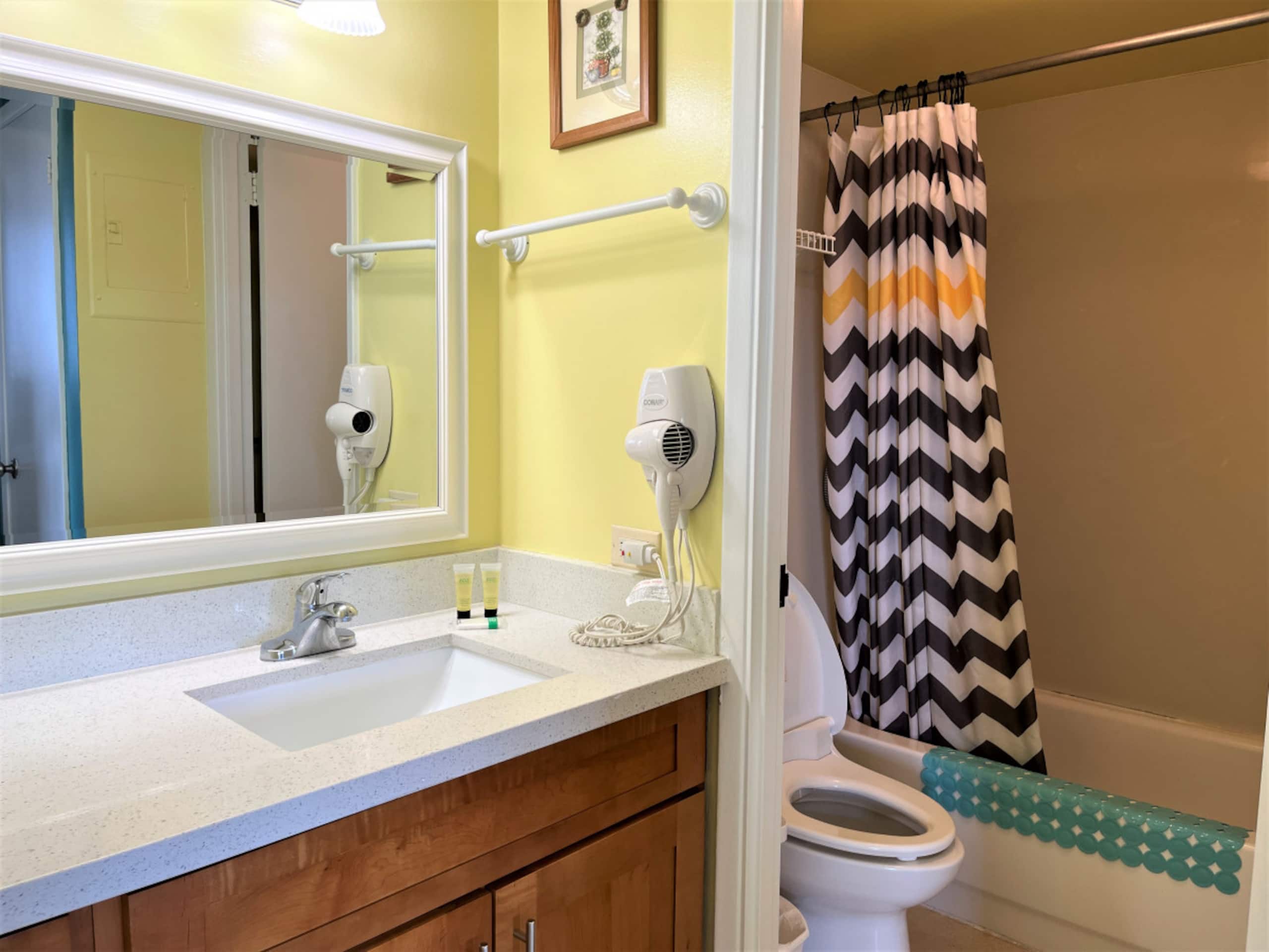 Condo in Honolulu · ★4.19 · 1 bedroom · 3 beds · 1 private bath - Image 11